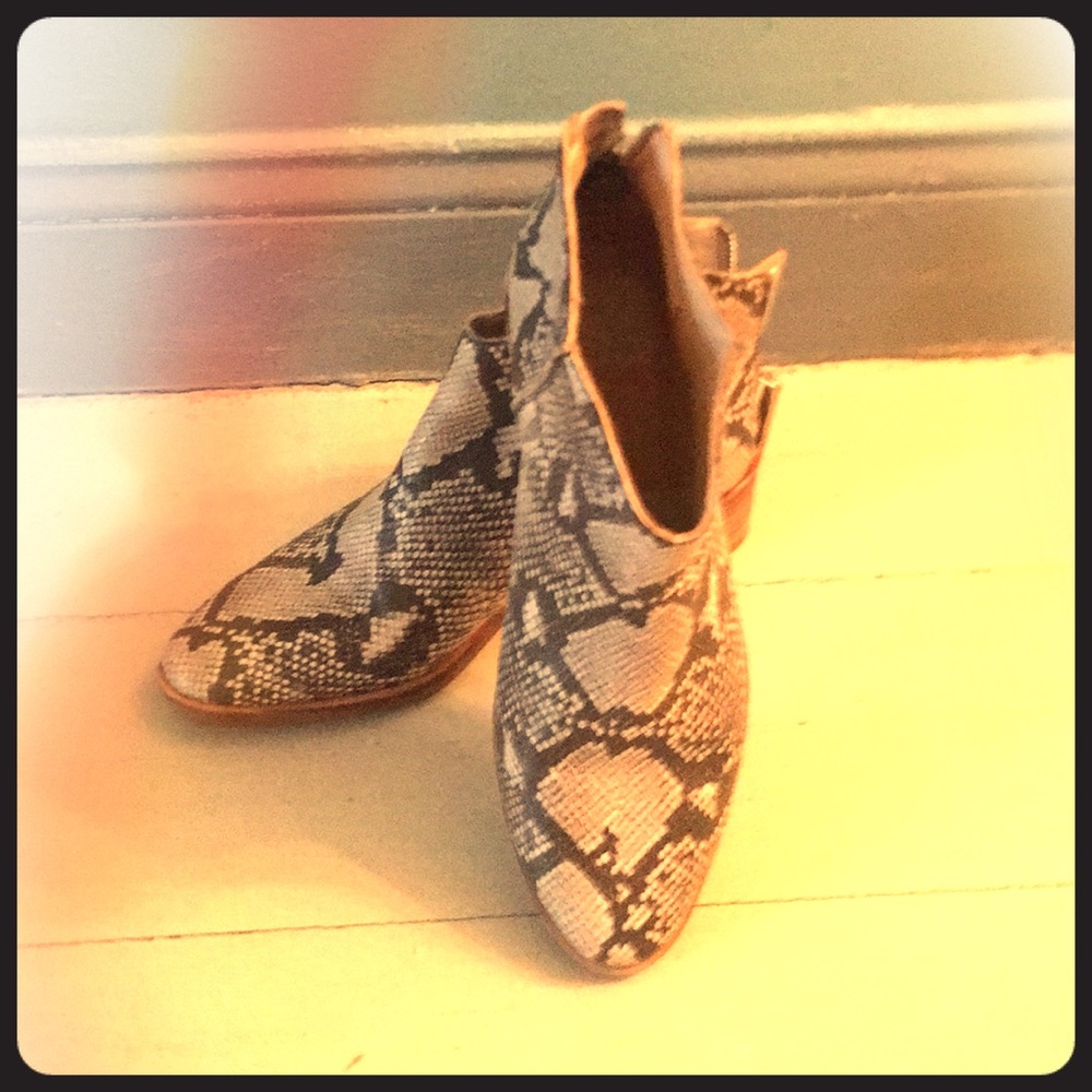 Cool looking ankle boots snake skin print